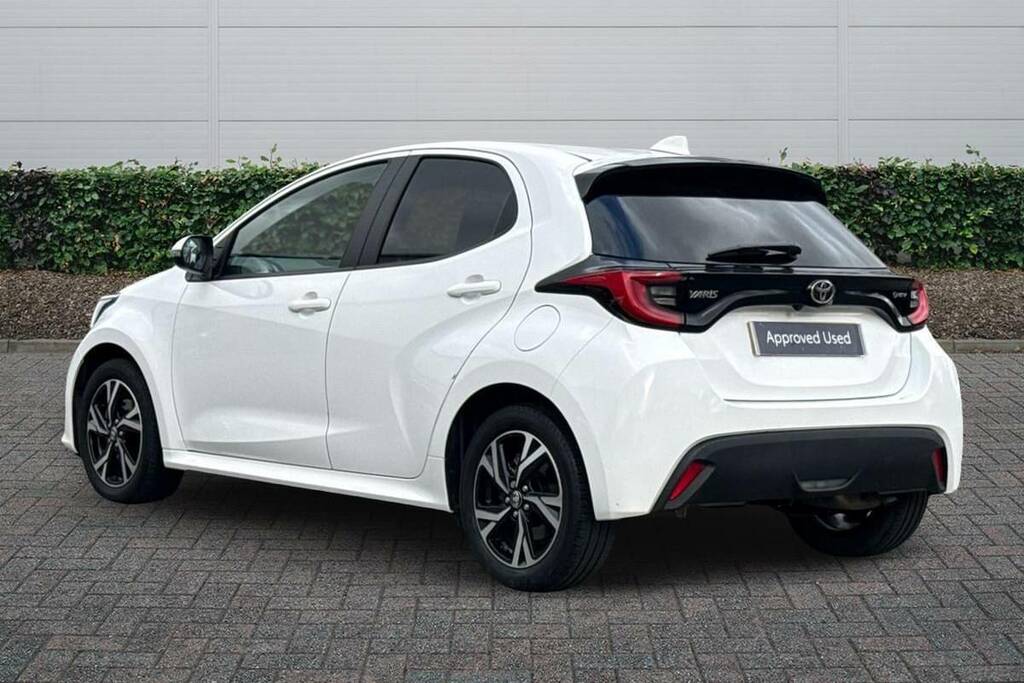 Toyota Yaris 1.5 Hybrid Design Cvt BJ24WZG White #2