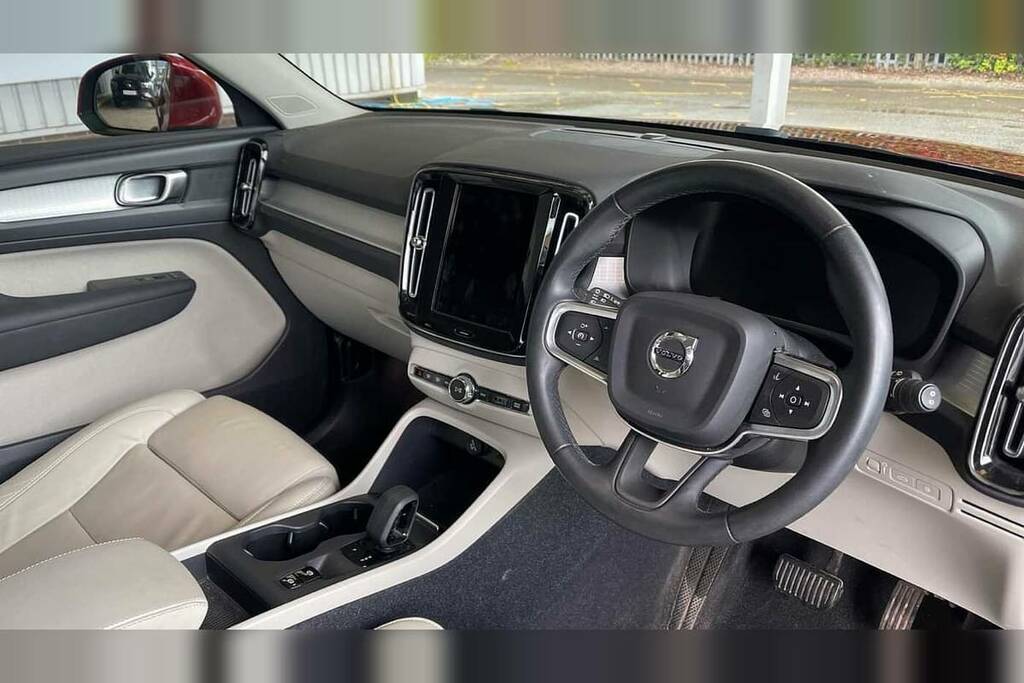 Volvo XC40 1.5 T4 Recharge Phev Inscription RX22NUJ Red #3