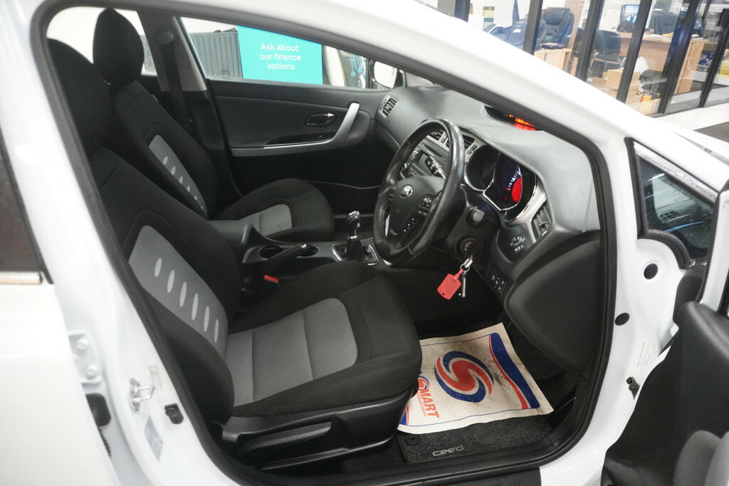 Kia Ceed 2 KXZ4835 White #4