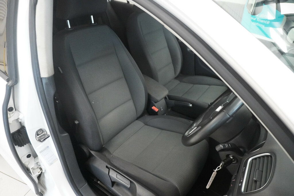 Volkswagen Golf 1.6 Tdi Se BJ60TJU White #2