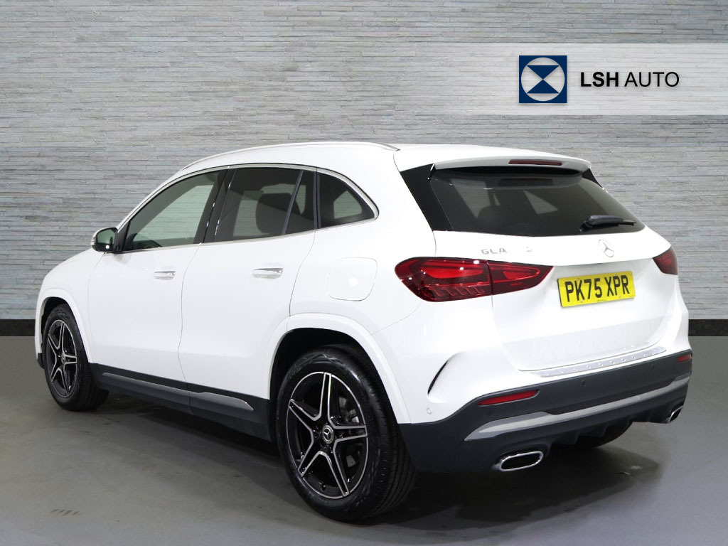 Mercedes-Benz GLA Class Gla 200 Amg Line Executive White #2
