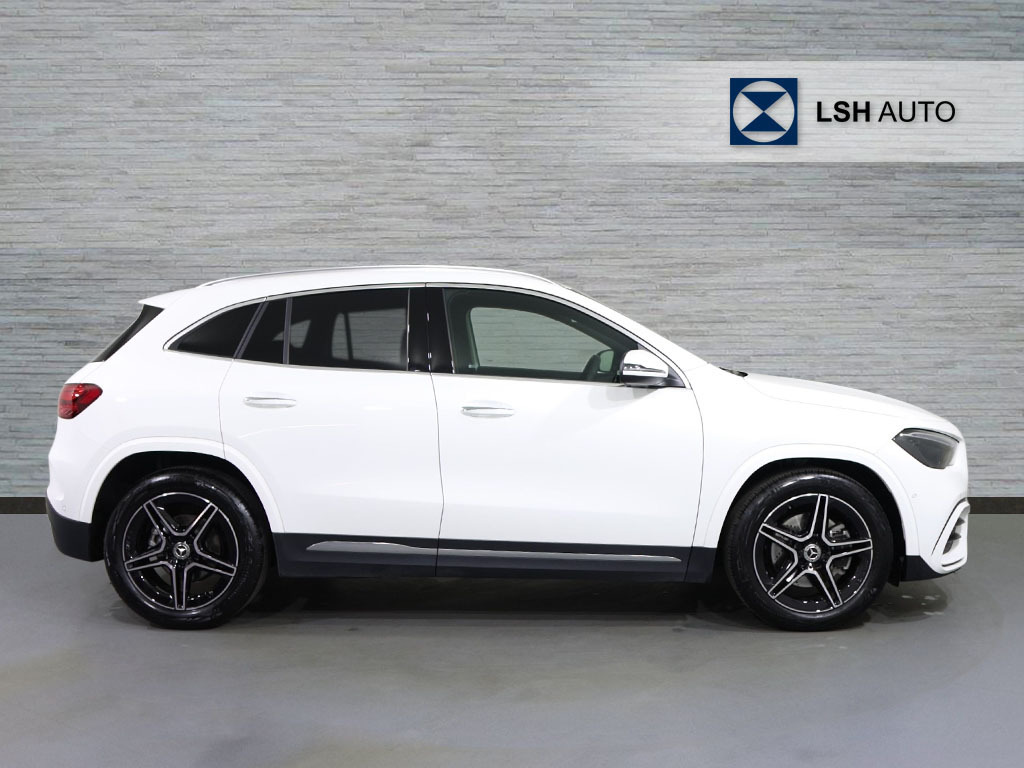 Mercedes-Benz GLA Class Gla 200 Amg Line Executive White #3