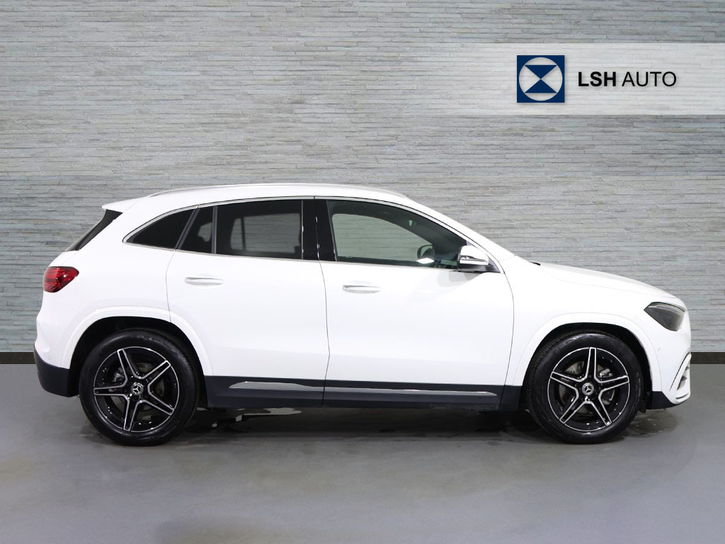 Mercedes-Benz GLA Class Gla 200 Amg Line Executive White #3