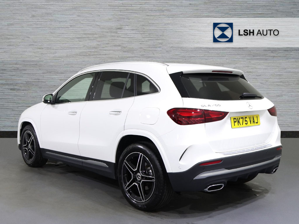 Mercedes-Benz GLA Class Gla 200 Amg Line Executive White #2