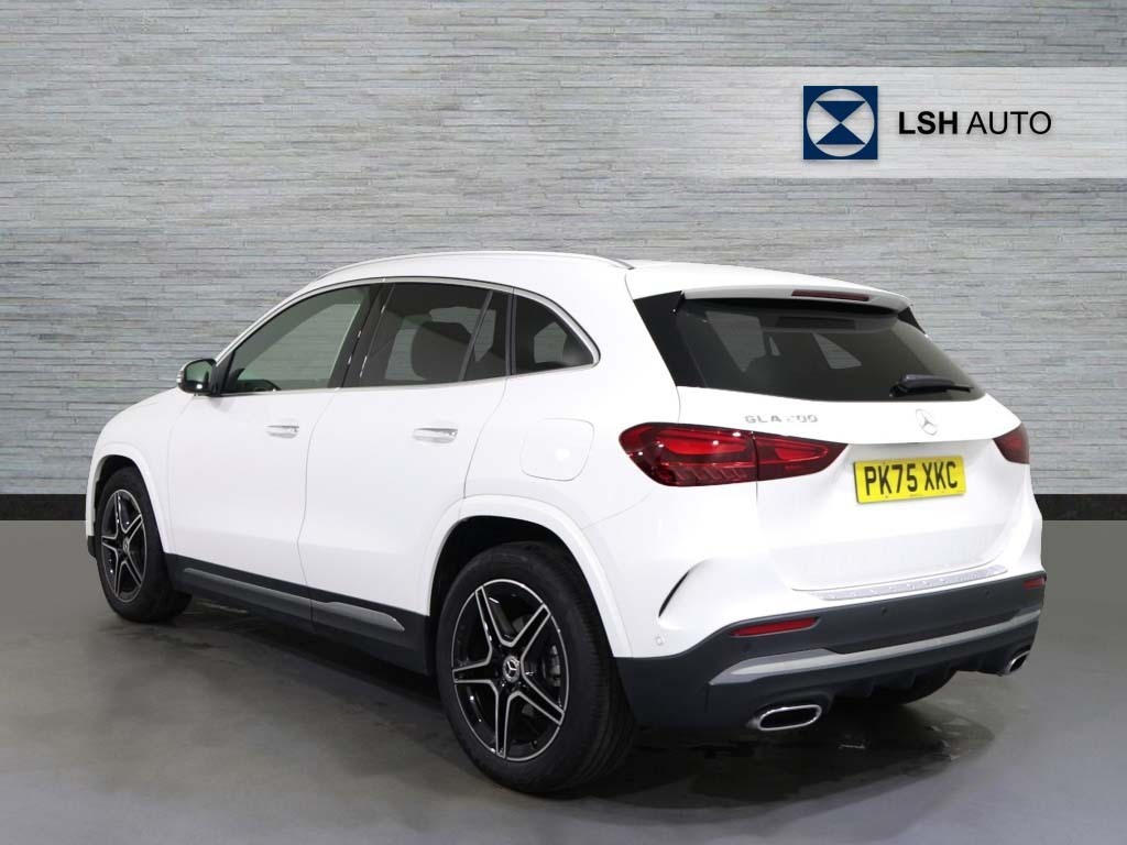 Mercedes-Benz GLA Class Gla 200 Amg Line Executive White #2