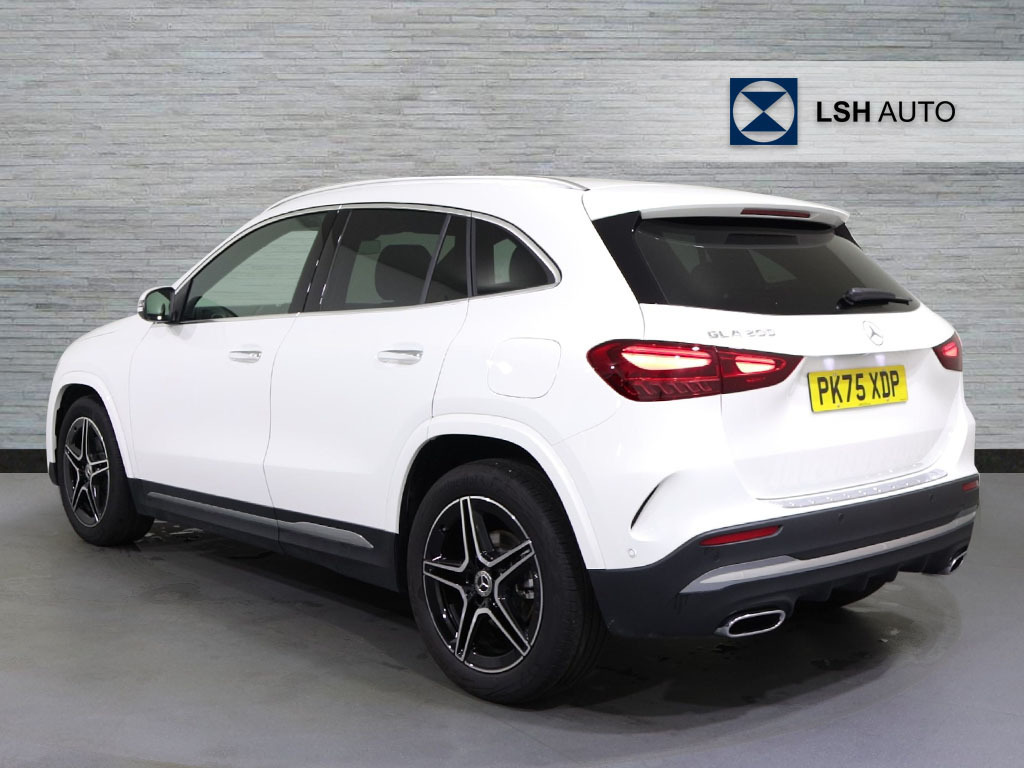 Mercedes-Benz GLA Class Gla 200 Amg Line Executive White #2
