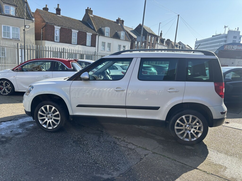 Skoda Yeti Suv 1.2 Tsi Se 2015 White #4