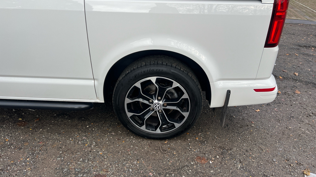 Volkswagen Transporter Transporter 2.0 Tdi 150 Highline Kombi Van Dsg YP74FFS White #5