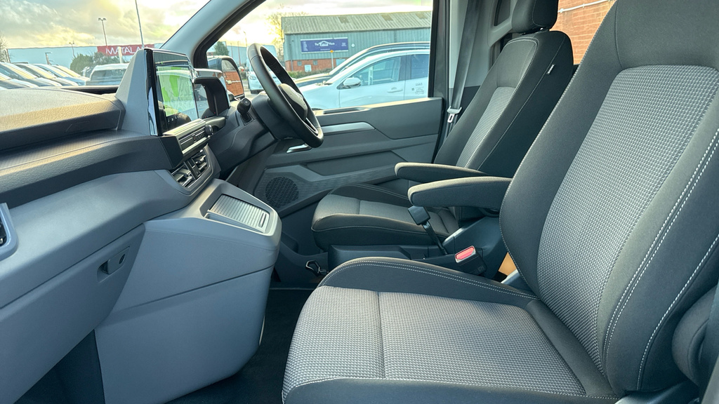 Volkswagen E-Transporter T32 Kombi Commerce Pro Swb 286 Ps 65 Kwh WH75EXJ #2