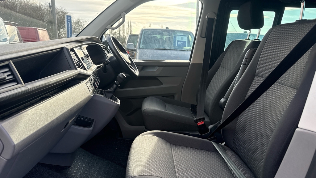 Volkswagen Transporter Transporter 2.0 Tdi 110 Highline Kombi Van VO71UVC Black #2