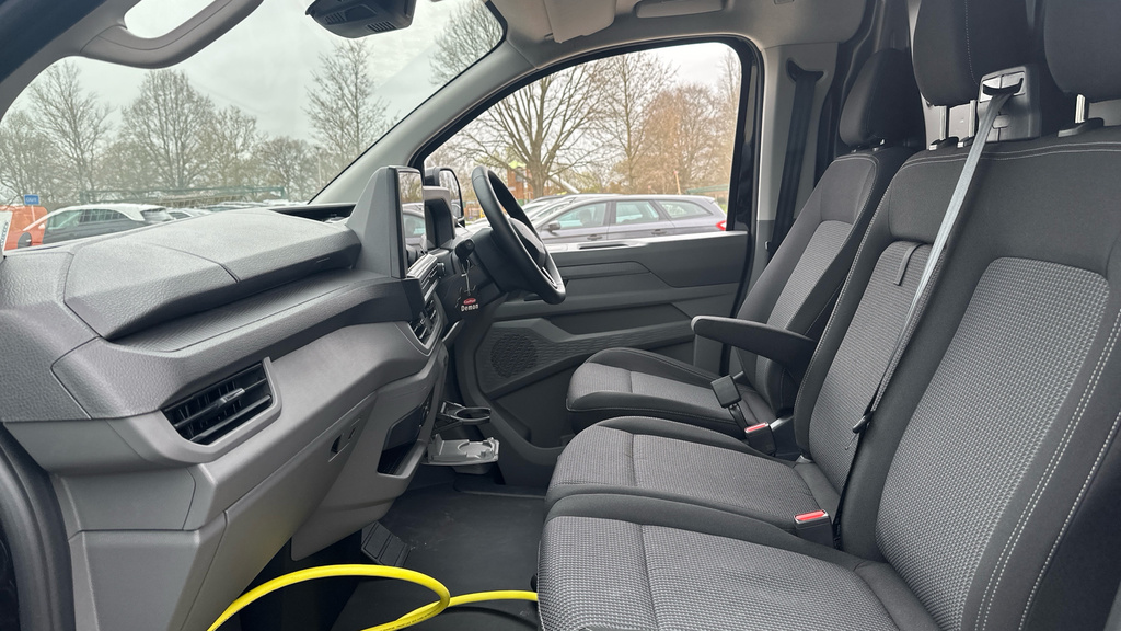 Volkswagen E-Transporter T32 Panel Van Commerce Pro Swb 136 Ps 65 Kwh Elect RK26NWF Black #2