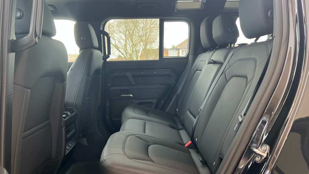 Land Rover Defender 110 Defender 3.0 D250 X-dynamic Se 110 6 Sea HJ75UOT Black #4