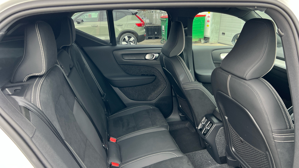 Volvo XC40 Xc40 2.0 B3p Plus Black Edition FE75XFO White #6