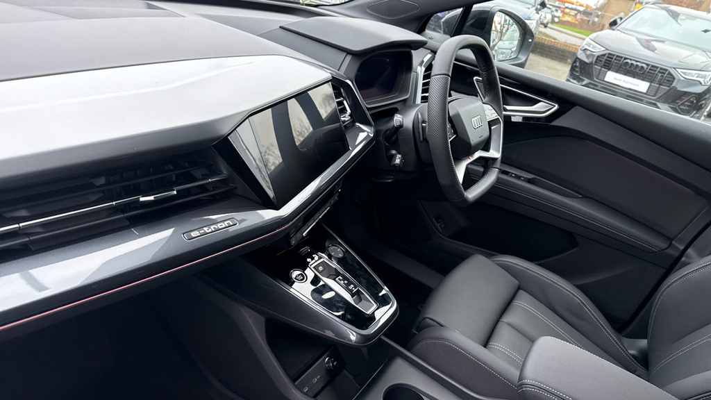 Audi Q4 E Tron Audi Q4 Black Edition 40 E-tron 150,00 Kw LV26OKH Grey #2