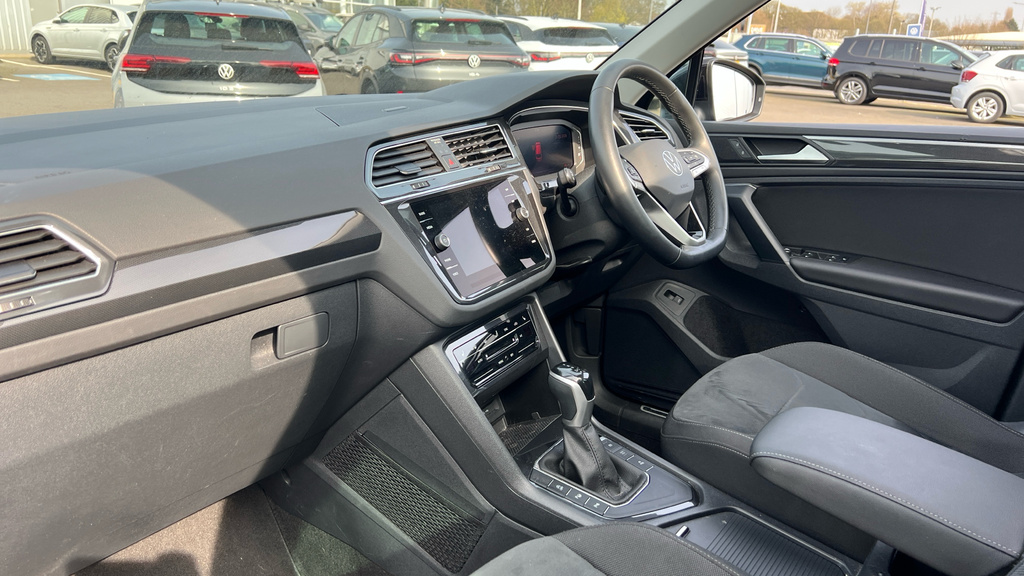 Volkswagen Tiguan Tiguan 1.5 Tsi 150 Elegance Dsg FV73BPO Black #2