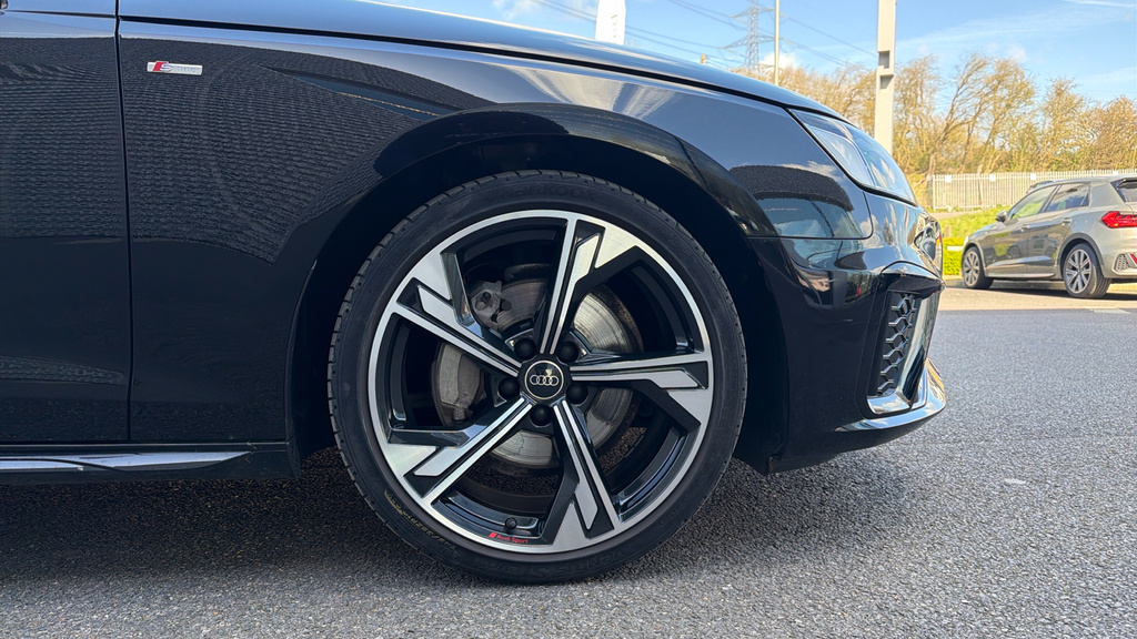 Audi A4 Avant A4 40 Tfsi 204 Black Edition S Tronic GK23DLU Black #5