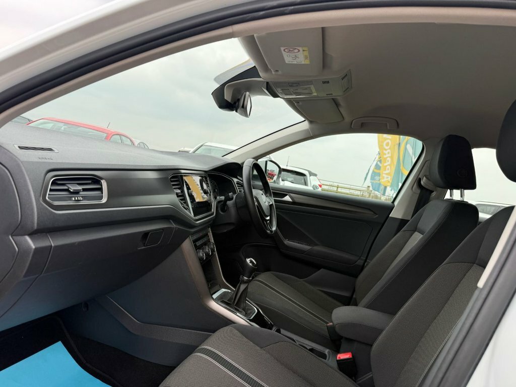 Volkswagen T-Roc 1.6L Se AV68HXM White #4