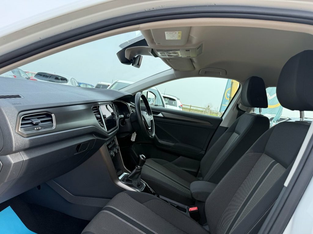Volkswagen T-Roc 1.6L Se VO68HKT White #4
