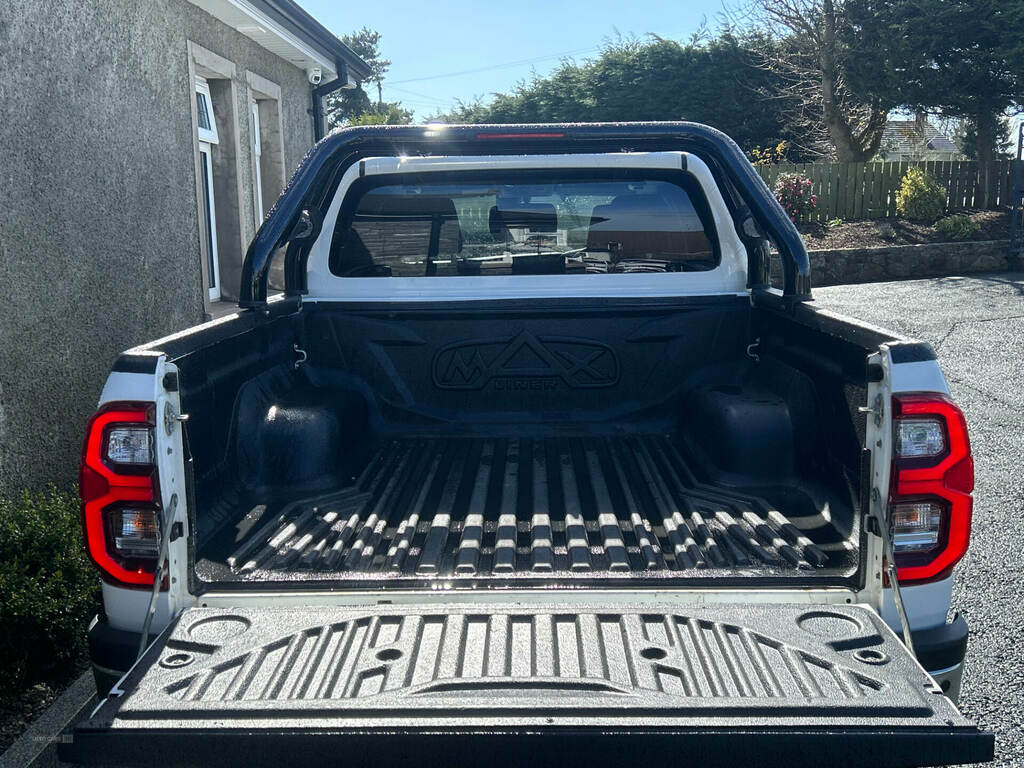 Toyota HILUX D Cab Pick Up 2.4 D-4d VE22XVR White #4