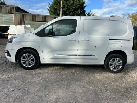 Toyota Proace City 1.5 Bluehdi Design AF72NVW White #2