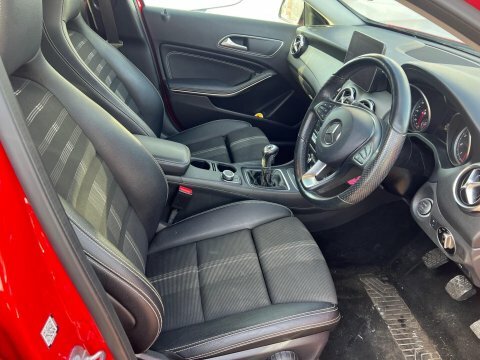 Mercedes-Benz GLA Class 1.6 Gla180 Urban WA19NYY Red #3