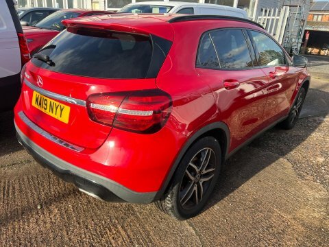 Mercedes-Benz GLA Class 1.6 Gla180 Urban WA19NYY Red #2