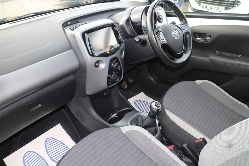 Toyota Aygo Vvt-i X-play PL19UFC White #5