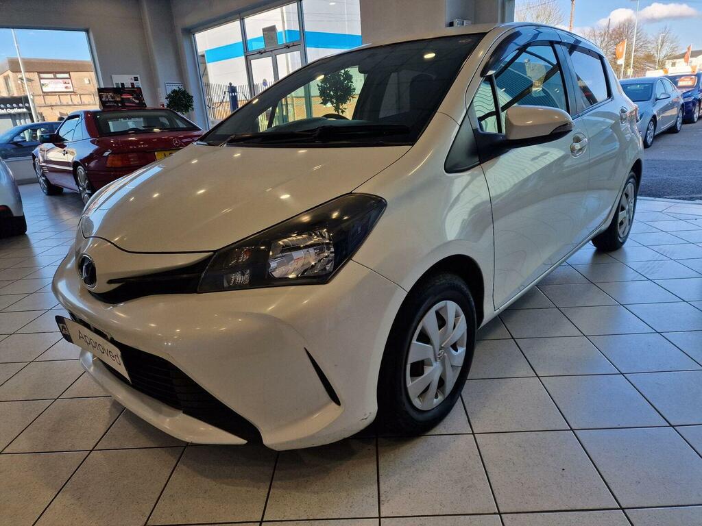 Toyota Vitz Hatchback 1.3 201414 White #3