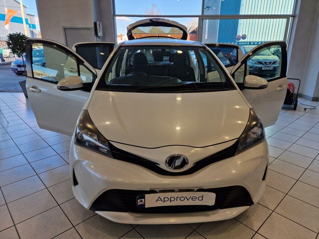 Toyota Vitz Hatchback 1.3 201414 White #5