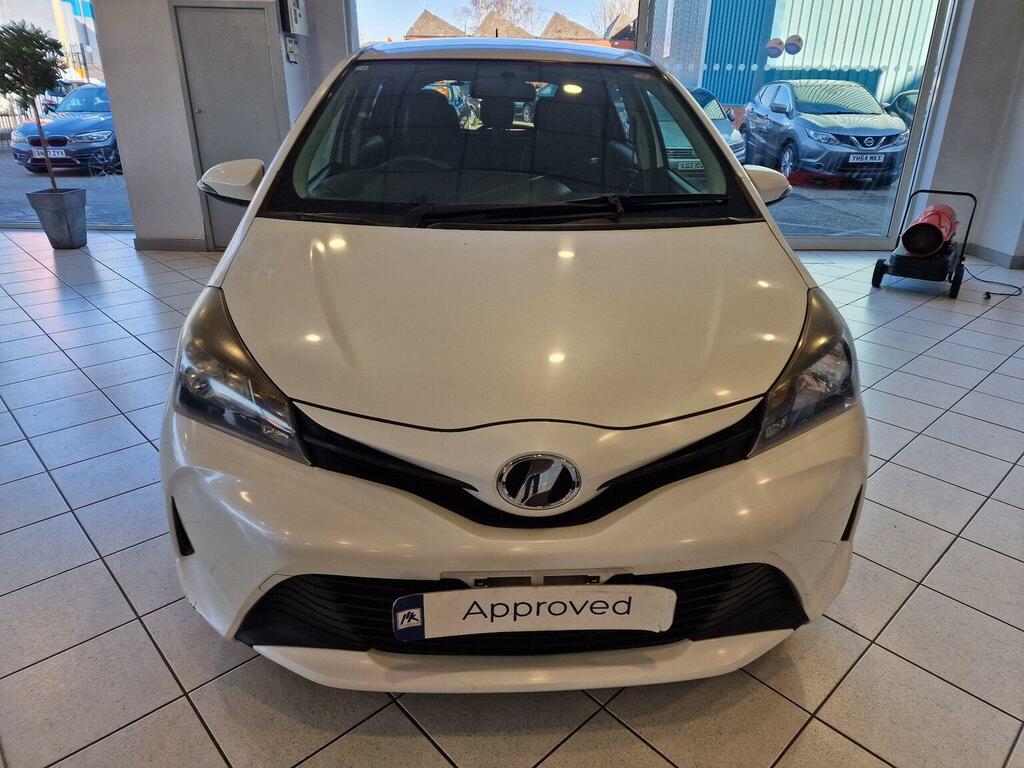 Toyota Vitz Hatchback 1.3 201414 White #2