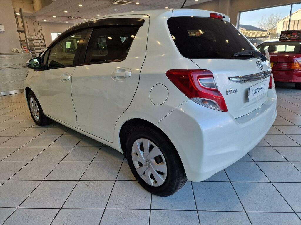 Toyota Vitz Hatchback 1.3 201414 White #4