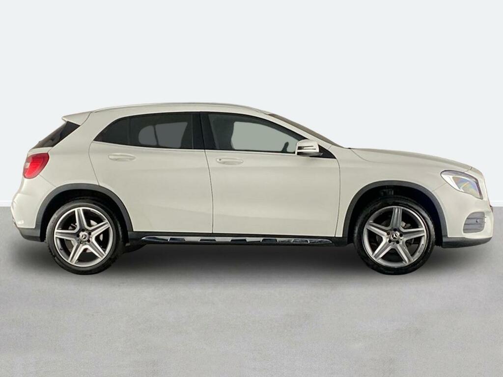 Mercedes-Benz GLA Class Gla 200 Amg Line White #2