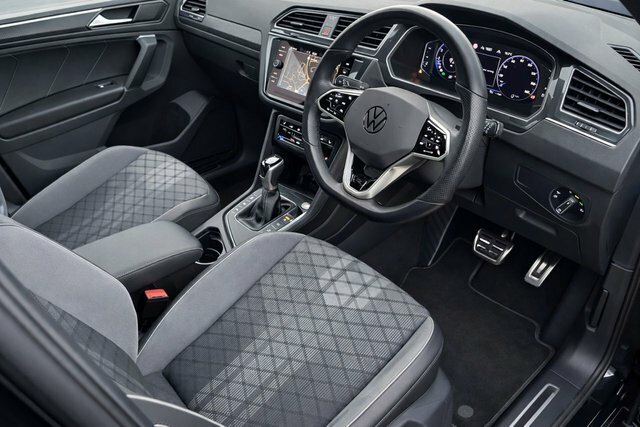 Volkswagen Tiguan 2023 1.5 Tsi R-line Suv Dsg Euro 6 Ss CX23OLV Black #2