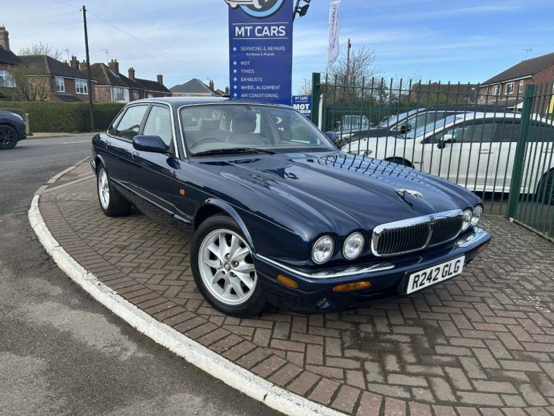 Jaguar XJ Saloon Purple #1