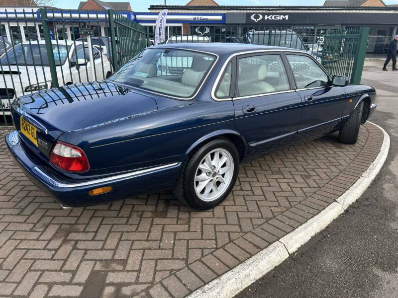 Jaguar XJ Saloon Purple #6