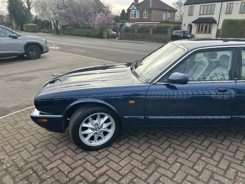 Jaguar XJ Saloon Purple #3
