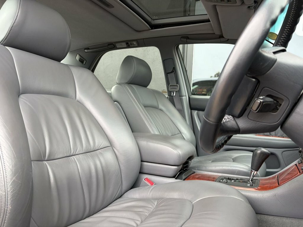 Lexus LS Saloon Green #15