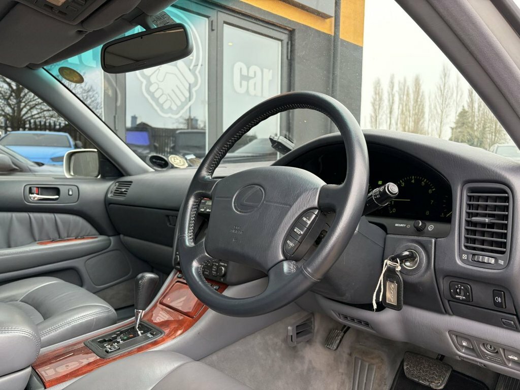 Lexus LS Saloon Green #13