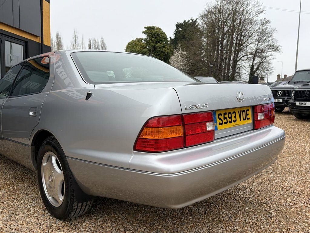 Lexus LS Saloon Green #9