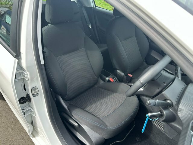 Peugeot 208 1.2 Puretech Signature Hatchback OU68WMZ White #3