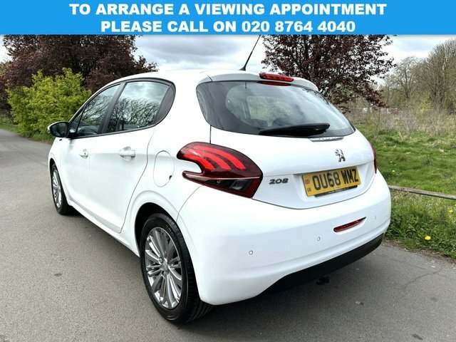 Peugeot 208 1.2 Puretech Signature Hatchback OU68WMZ White #2