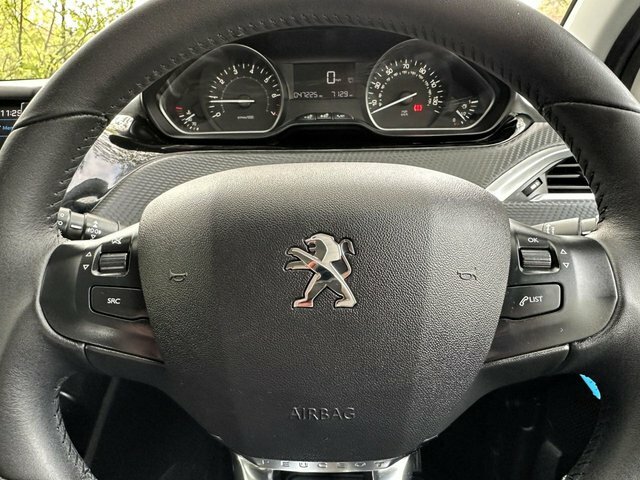Peugeot 208 1.2 Puretech Signature Hatchback OU68WMZ White #5