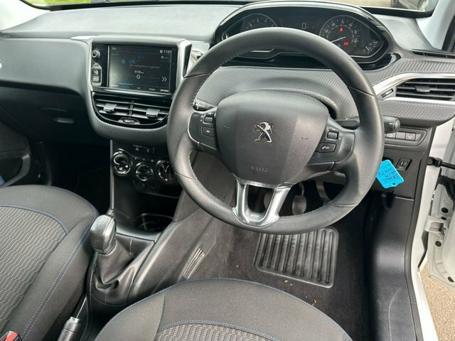 Peugeot 208 1.2 Puretech Signature Hatchback OU68WMZ White #4