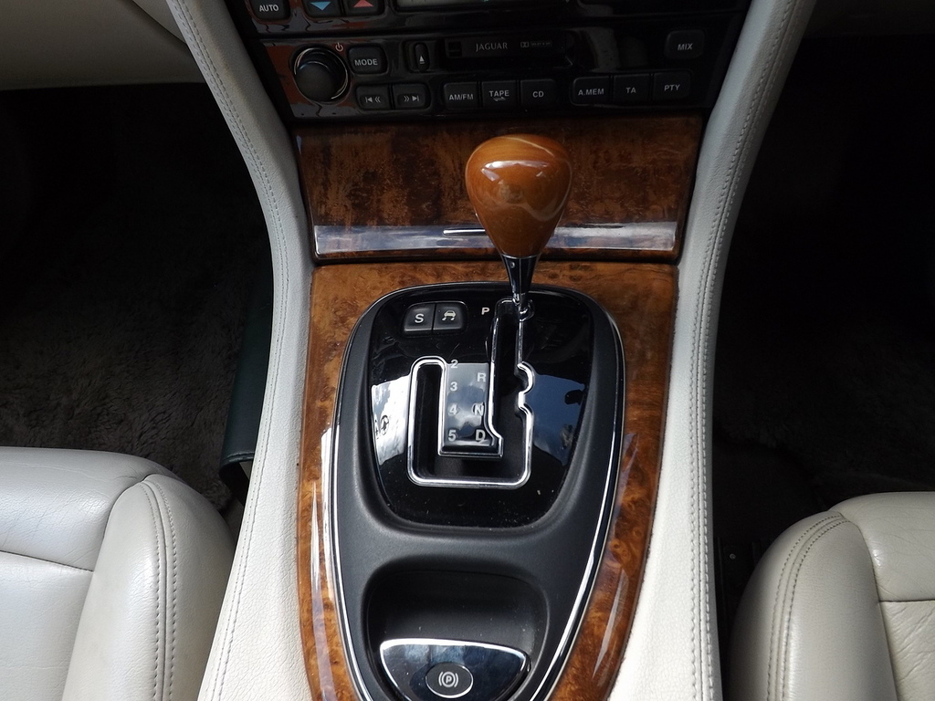 Jaguar XJ Super V8 Silver #10