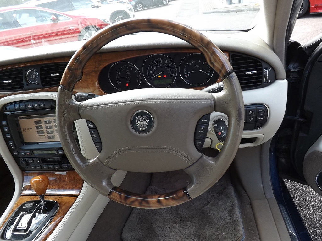 Jaguar XJ Super V8 Silver #7