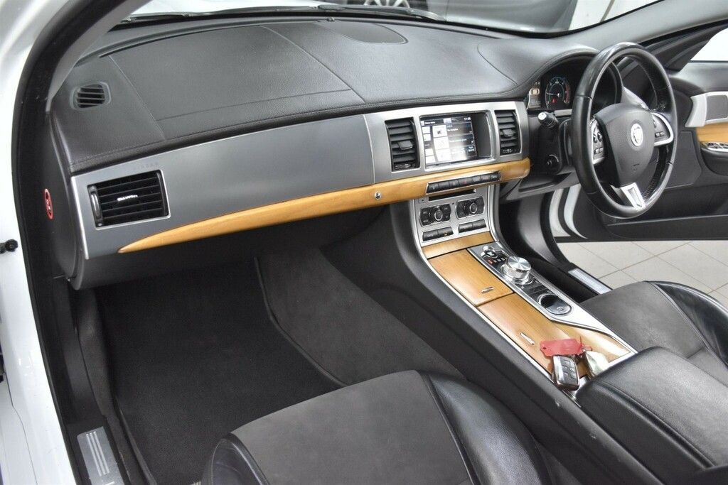Jaguar XF 2.2D Se Euro 5 Ss PE13OYY White #3