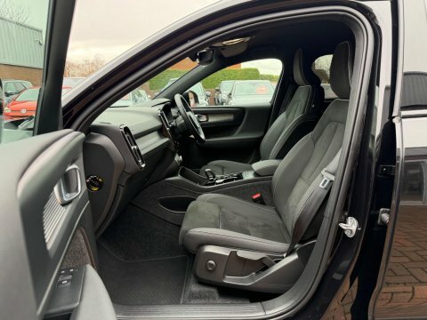 Volvo XC40 2.0 B3 Mhev YT74XKK Black #2