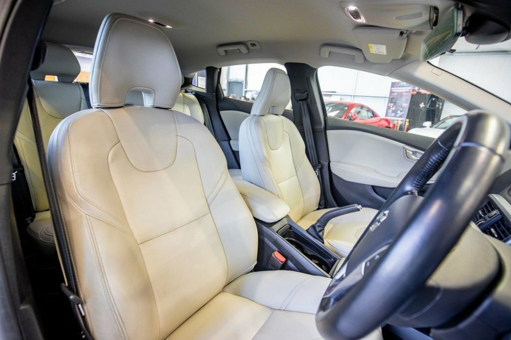 Volvo V40 2L Inscription Black #3