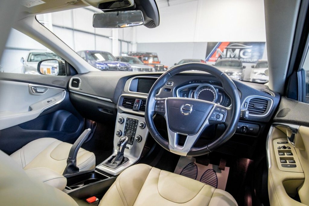 Volvo V40 2L Inscription Black #2