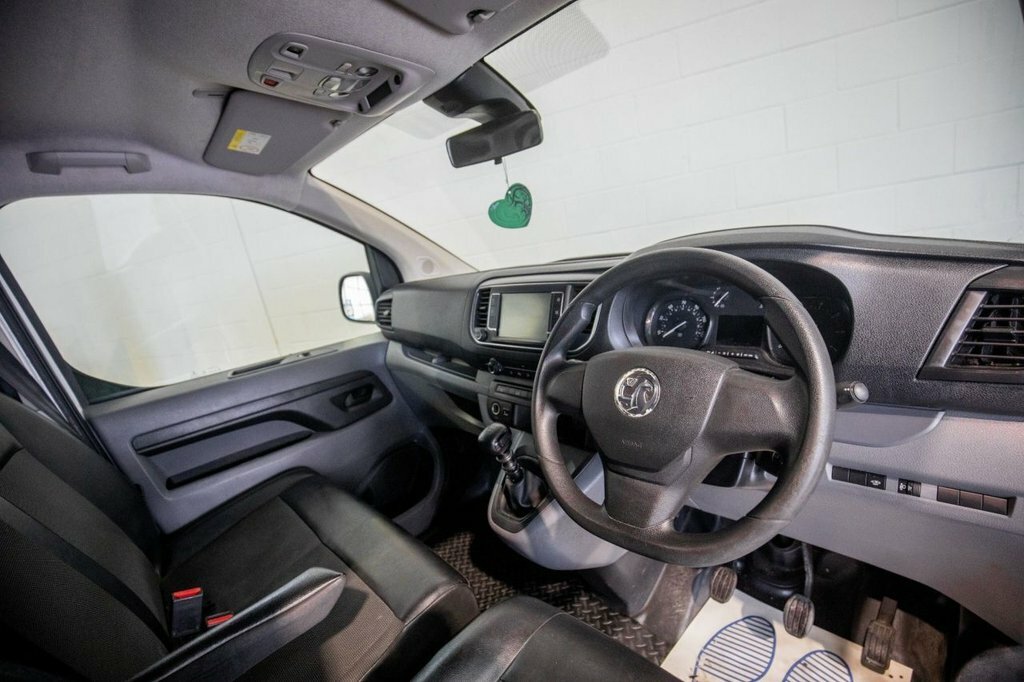 Vauxhall Vivaro 1.5L Dynamic 6Dr DV69KRN White #2